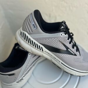 Brooks Adrenaline GTS 22 running shoes Size 10.5 Grey